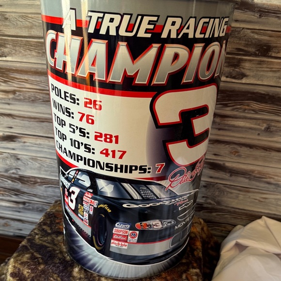 Black and Red Racing Trash Can. - Picture 5 of 6